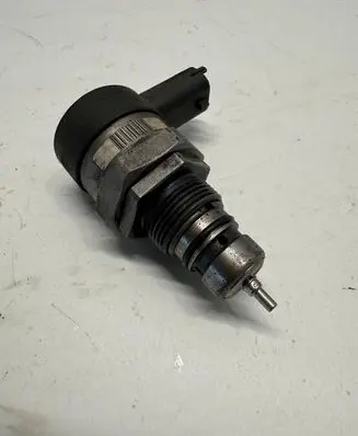 Ford Mondeo MK IV Fuel pressure regulator 0281006135 9671002980