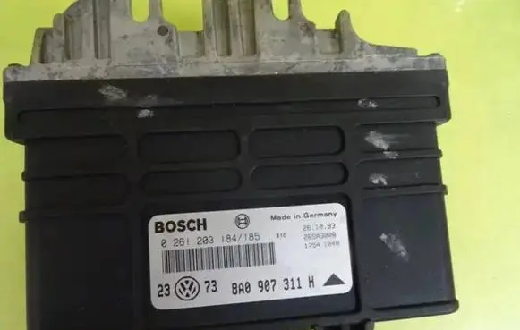 Volkswagen Golf III Engine control unit/module 0261203184