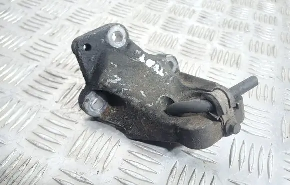 Volvo XC90 Engine mounting bracket