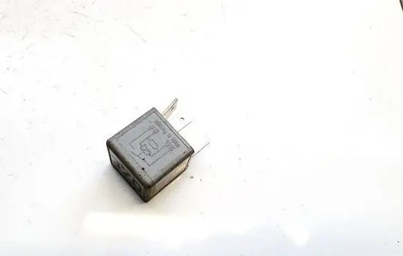 Volkswagen PASSAT B5.5 Other relay 8D0951253A v23134-j52-x300