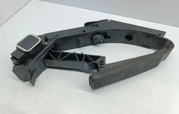 Mercedes-Benz S W220 Accelerator throttle pedal A2203000004 2203000004