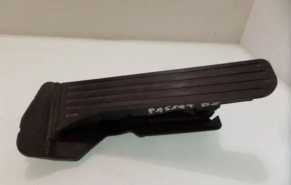 Volkswagen PASSAT B6 Accelerator throttle pedal 74390500