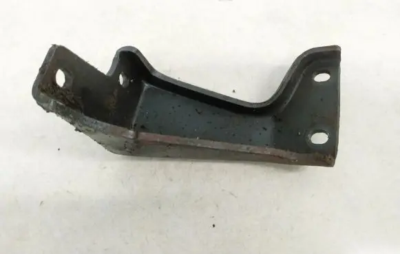 Nissan Sunny Engine mounting bracket