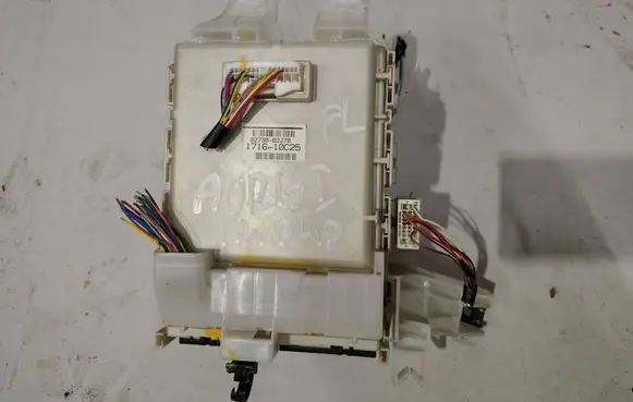Toyota Auris 150 Fuse module 82730-02J70