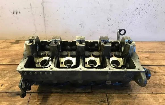 Volkswagen Touran I Engine head 038103373R