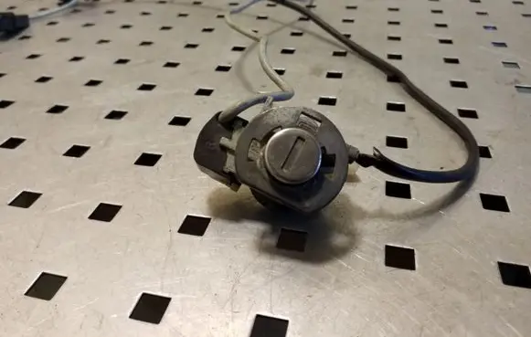 Audi A8 S8 D2 4D Front door lock (next to the handle) 