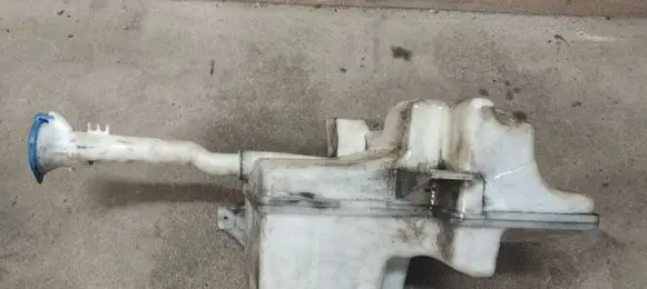 Volvo V40 Windshield washer fluid reservoir/tank 3127609 31276095