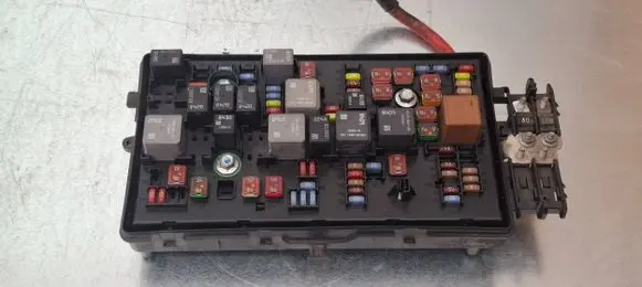 Opel Insignia A Fuse module 13275882