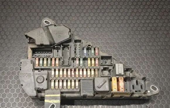 BMW 5 E60 E61 Fuse box set 6906601