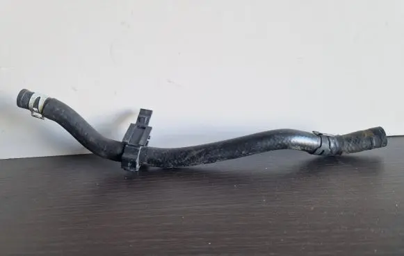 Coolant pipe/hose