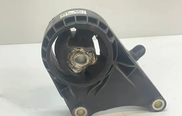 Opel Insignia A Engine mount bracket 13227767