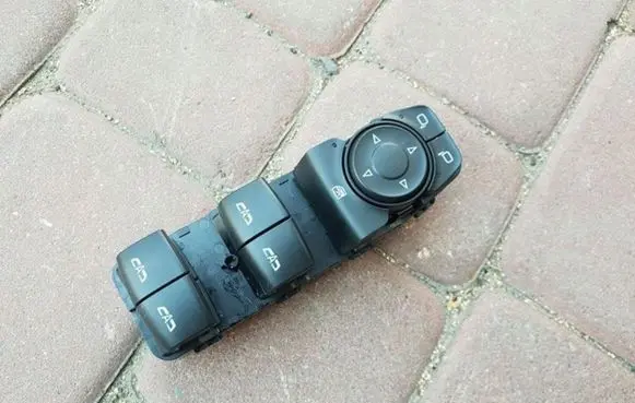 Opel Insignia B Electric window control switch 84211877
