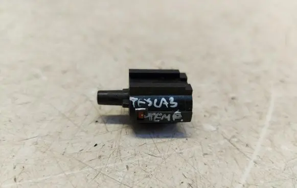 Tesla Model 3 Outside/exterior temperature sensor 