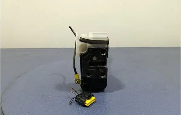 Hyundai i20 (GB IB) Front door lock 813101J020