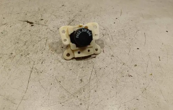 Mitsubishi L200 Passenger airbag on/off switch 