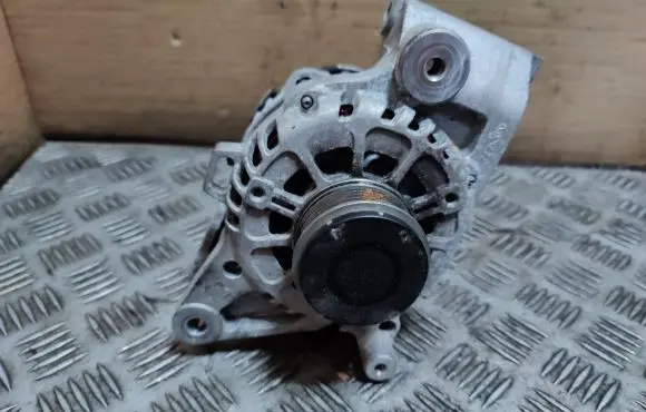 Hyundai i30 Generator/alternator 373002U200