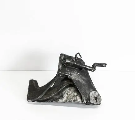 Volkswagen Touareg I Engine mounting bracket 070199307A