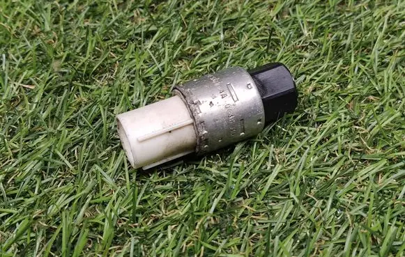 Ford Focus Air conditioning (A/C) pressure sensor 95BW19E561AA