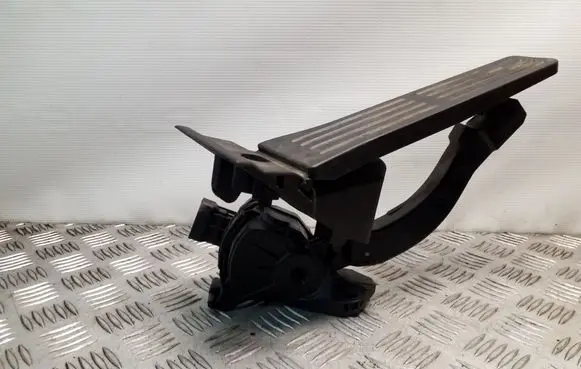 Accelerator throttle pedal