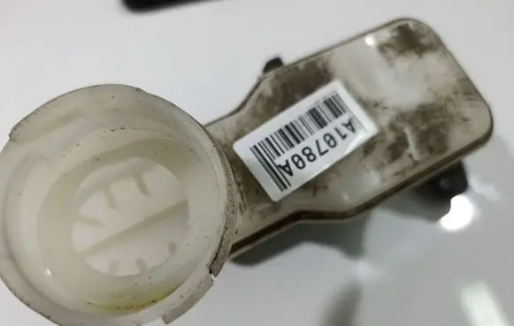 Brake fluid reservoir
