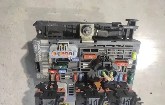 Peugeot 308 SW Fuse module 9666700480