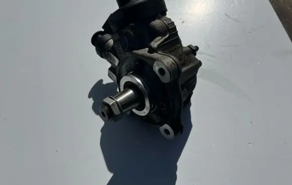 Volkswagen PASSAT B7 Fuel injection high pressure pump 03L130755L 0445010526 05061211