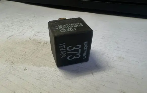 Volkswagen PASSAT B5.5 Other relay 8D0951253A