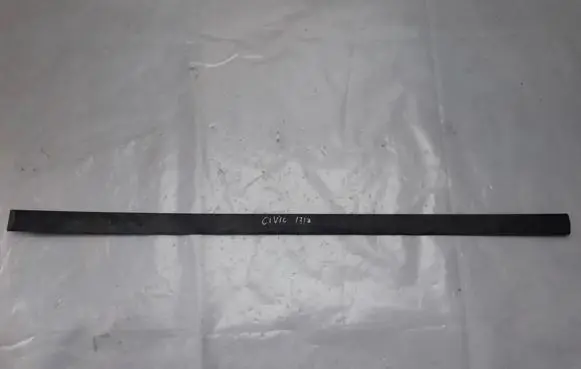 Honda Civic Front door trim (molding) 75302s040030 75302-s04-0030