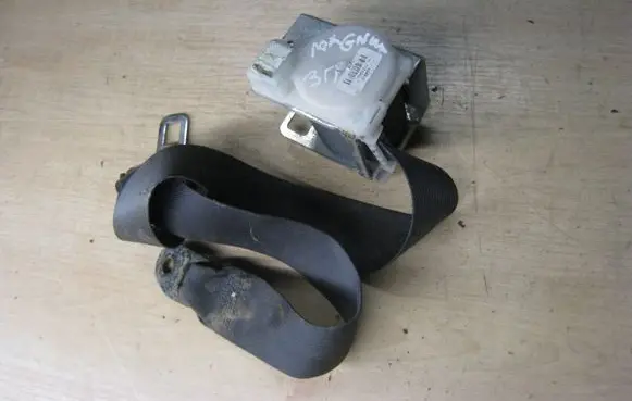 Dodge Magnum Rear seatbelt
