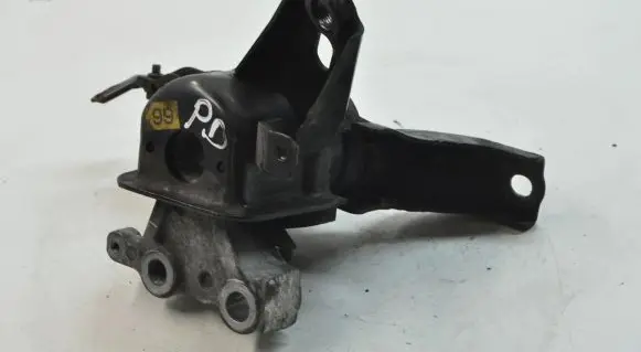 Toyota Prius (XW30) Engine mount bracket