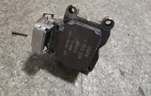 BMW 7 E38 High voltage ignition coil 1703359