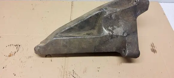 Engine mounting bracket
