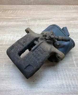 Volkswagen PASSAT B7 Rear brake caliper 32332267 22485557