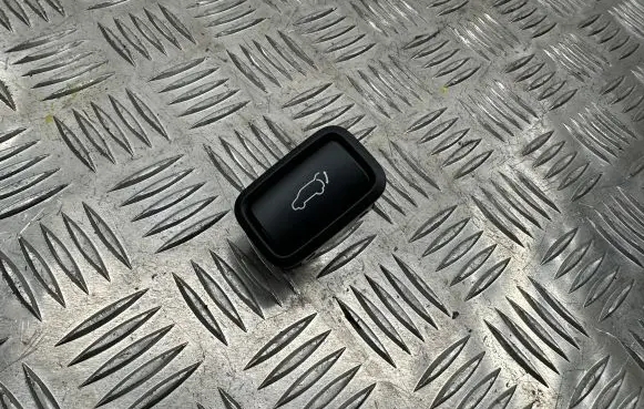 KIA Sportage Tailgate/boot open switch button 96740A9100
