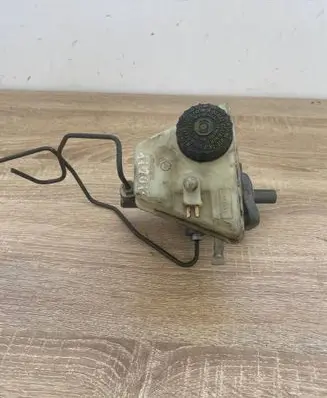 Mercedes-Benz E W210 Master brake cylinder A2024300202