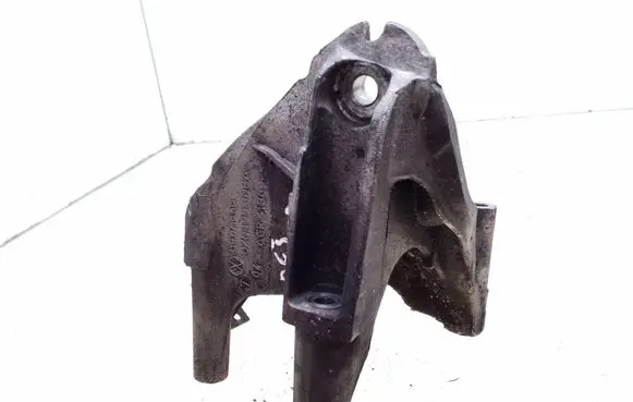Volkswagen Touareg I Engine mounting bracket 070199308A