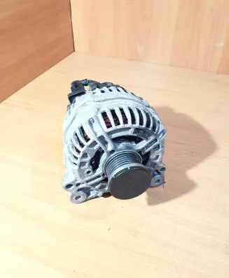 Audi A1 Generator/alternator 03C903025F 0124525200