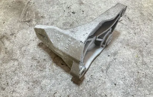 Engine mounting bracket