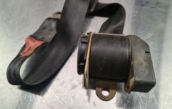Volkswagen PASSAT B4 Rear seatbelt 357857805