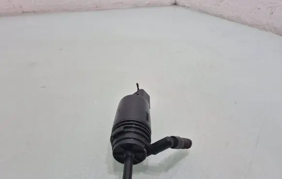 BMW 5 E60 E61 Windscreen/windshield washer pump 6377612