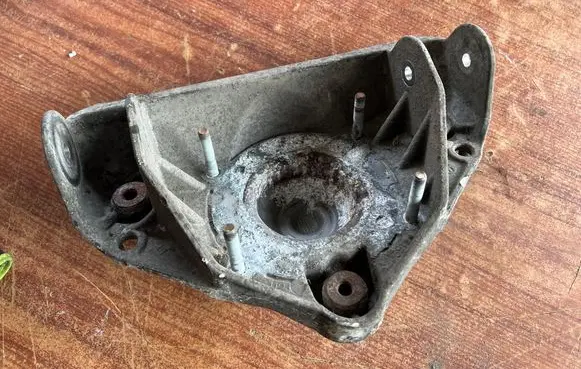 Volkswagen Touareg I Coil spring mount 7L0412391D