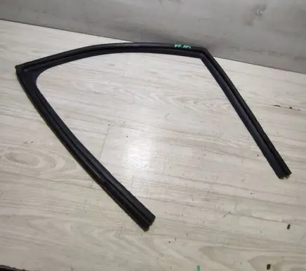 Renault Kangoo III Front door glass trim molding 803300720R
