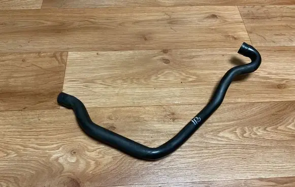 Volvo V70 Breather hose/pipe 8653562