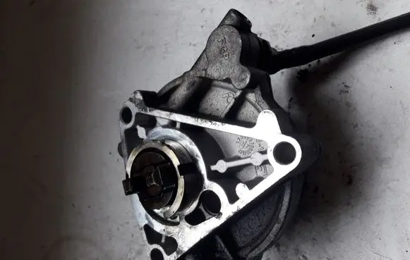 Opel Zafira B Vacuum pump