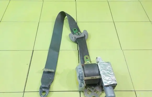 Toyota Prius (XW20) Front seatbelt 7L2240P BEZPIECZENSTWA