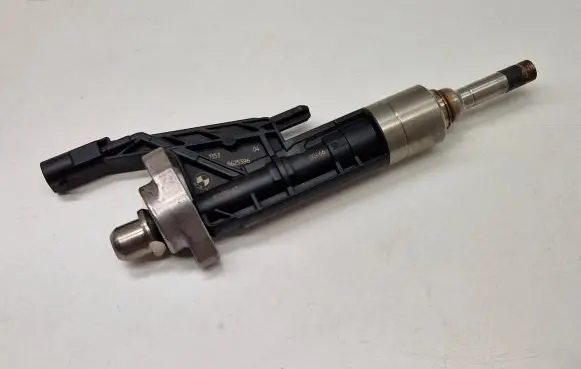 BMW X3 G01 Fuel injector 8625396