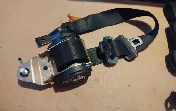 BMW 3 E36 Front seatbelt 8200845 AK6082111 566173900