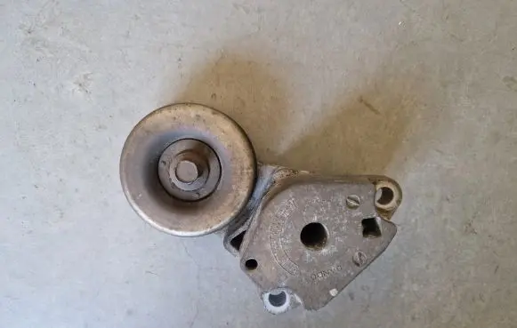 Mitsubishi L200 Alternator belt tensioner 