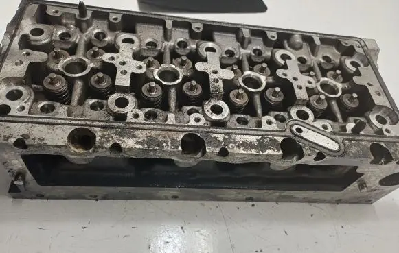Volkswagen PASSAT B8 Engine head 04L103373E