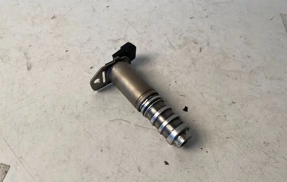 BMW 5 F10 F11 Camshaft vanos timing valve 8605123 13151880